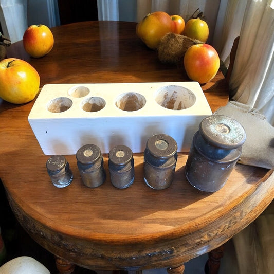 Pesiera anni ‘30 - ‘40 completa, riverniciata, con pesi piatti