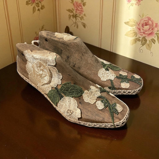 Antiche forme per scarpe con pizzi e passamaneria panna e verde