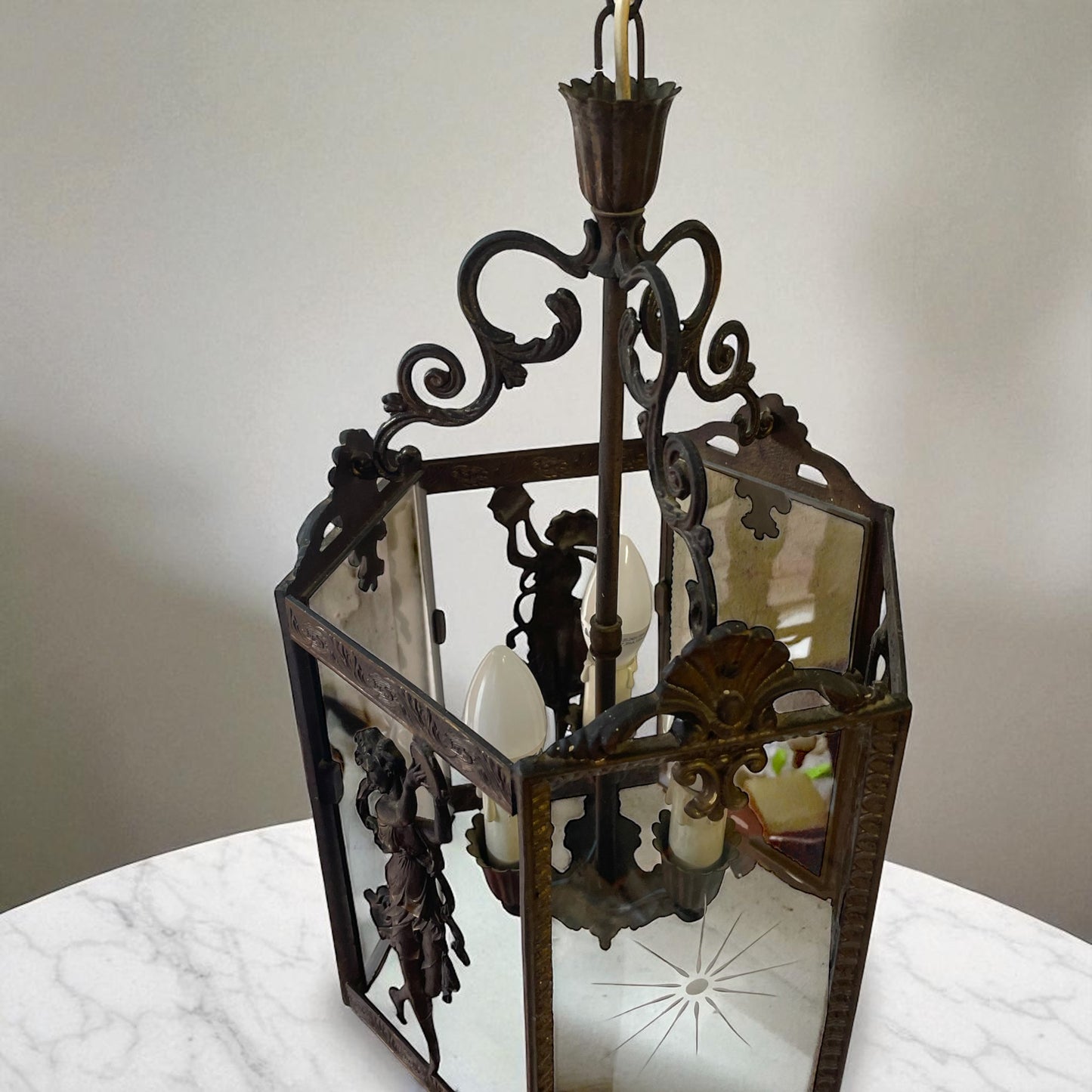 Grande lanterna con danzatrici