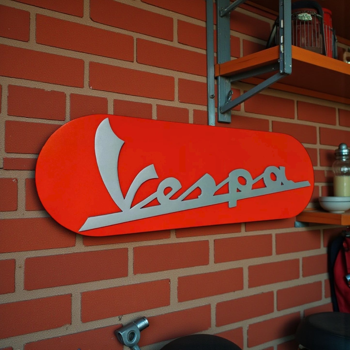 Insegna artigianale Vespa ispirata al design Piaggio anni 60