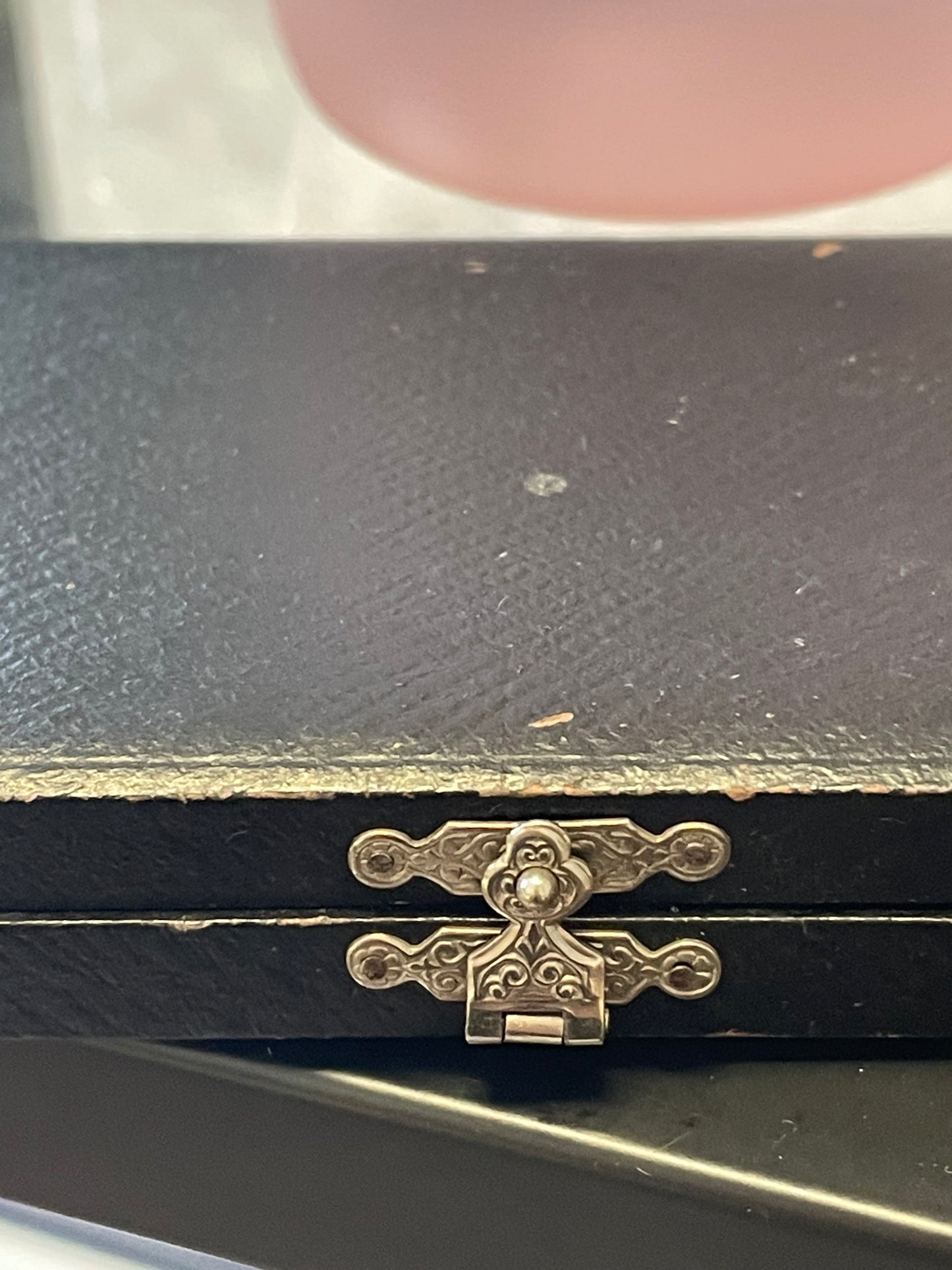 Set completo di segnaposto da calice, in custodia originale in vellutino. Ca 1900.