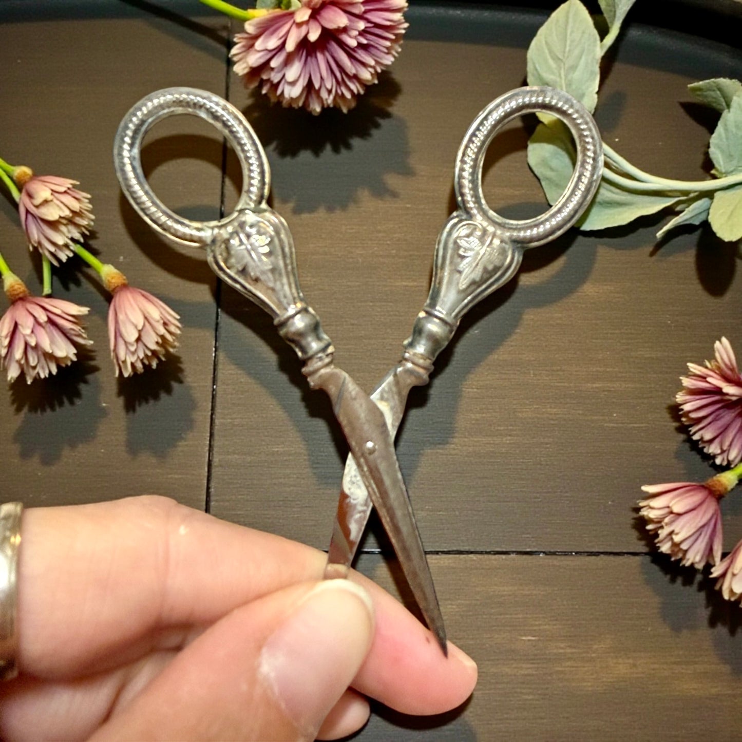 Antico cofanetto completo necessaire set da cucito in argento e ferro, 1890-1910 Italia