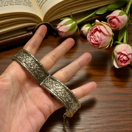 Bracciale rigido placcato argento tardo Liberty con motivo fitomorfo