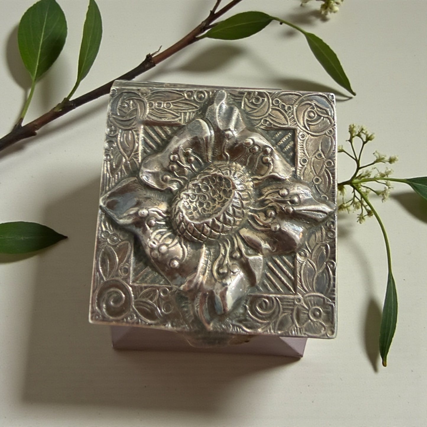 Scatolina scrigno d’argento 925 porta sigilli con decori floreali e spiga