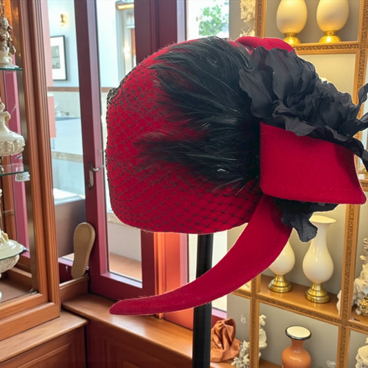 Cappellino anni ‘40 rivisitato da stilista con piume e veletta nera