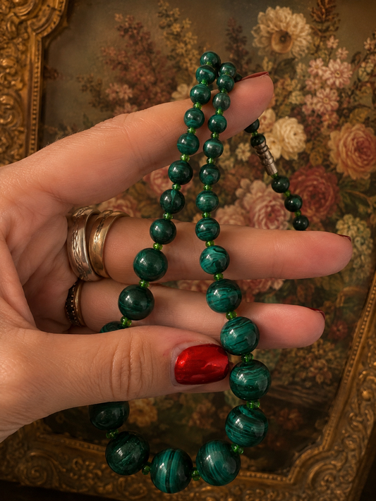 Collana anni ‘50 con chiusura a barilotto in perle degradé di malachite