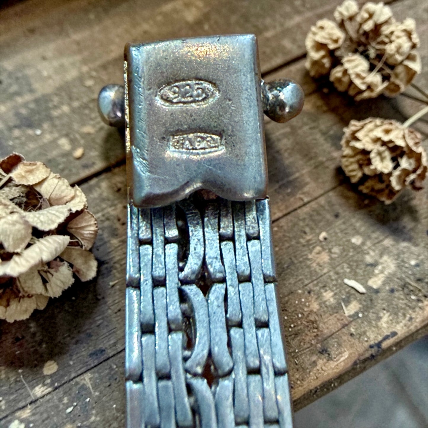 Bracciale in argento massiccio semirigido anni 60 modernista, con centrale lavorato e pietre