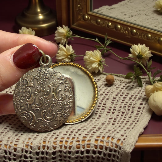Specchio scorrevole pendente da Chatelaine, ca anni ‘20 decorato