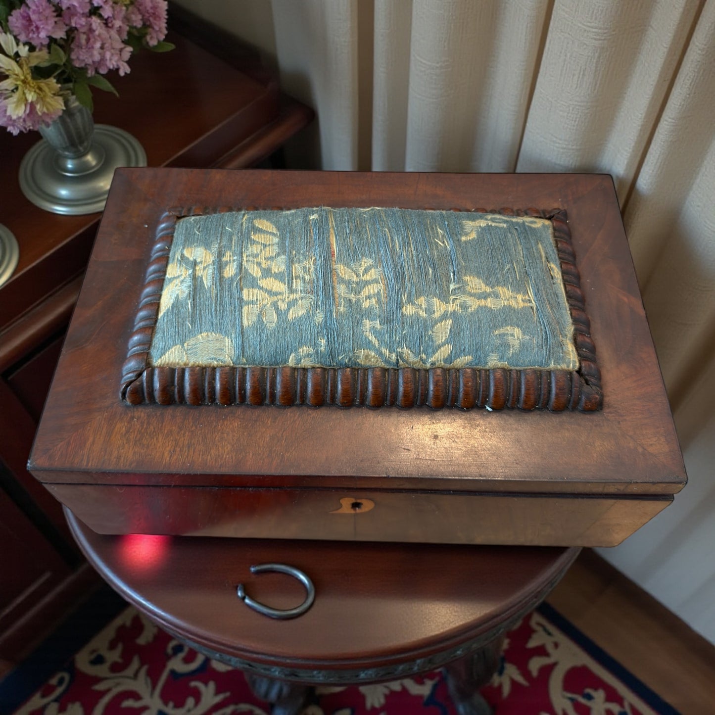 Antica scatola da lavoro femminile di fine ‘800 con cuscino superiore e doppio scomparto