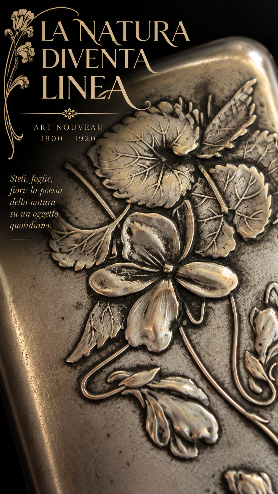 Antico porta sigarette argentato Art Nouveau con Viole del Pensiero, interno dorato ed elastici originali d’epoca