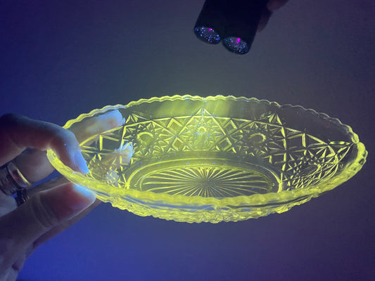 Ciotola porta burro lavorata, vetro al manganese, primo ‘900