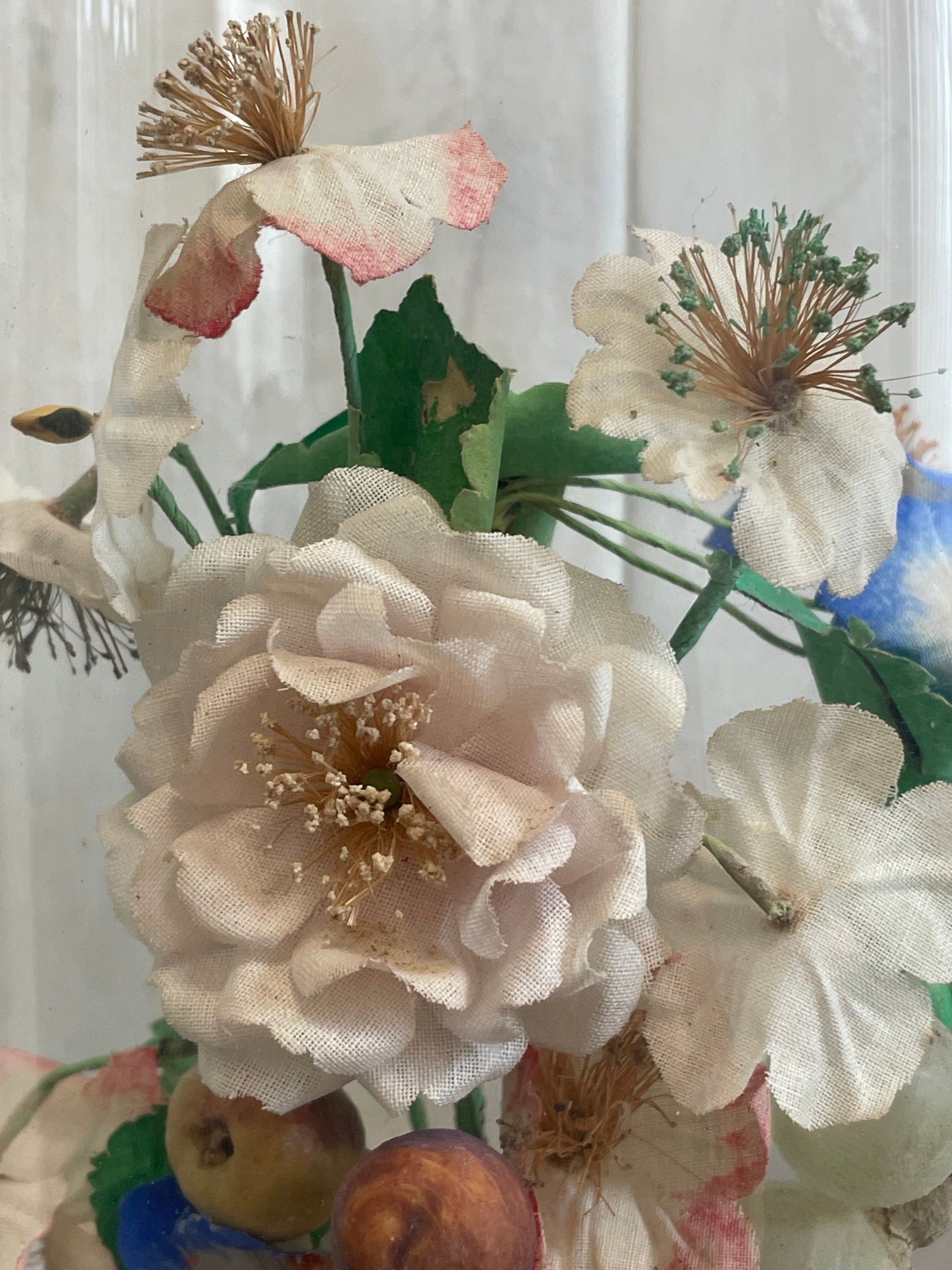 Antica campana in vetro ad memoriam con decorazioni