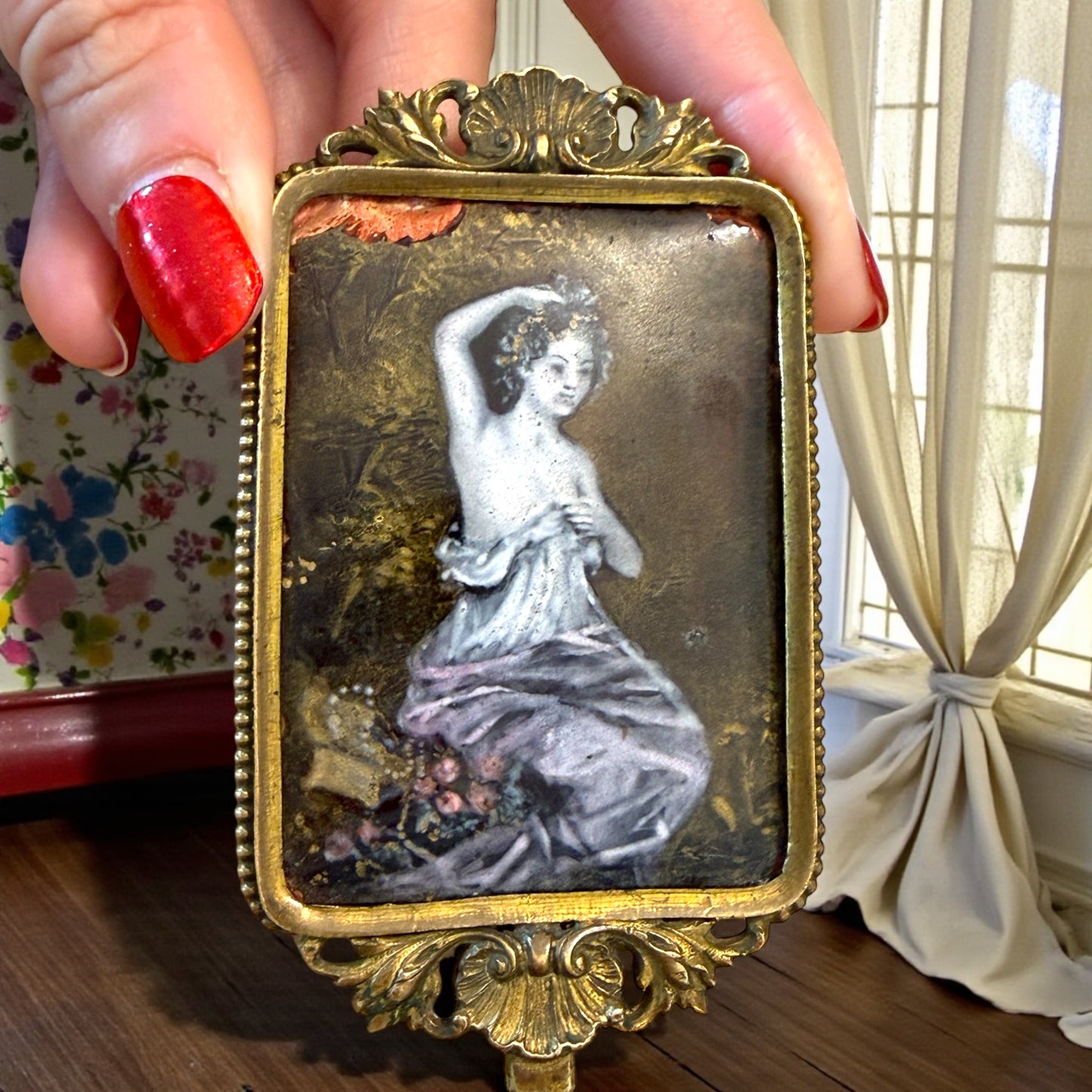 Antico specchio da mano con smalto su rame a tergo, proto liberty ca 1890