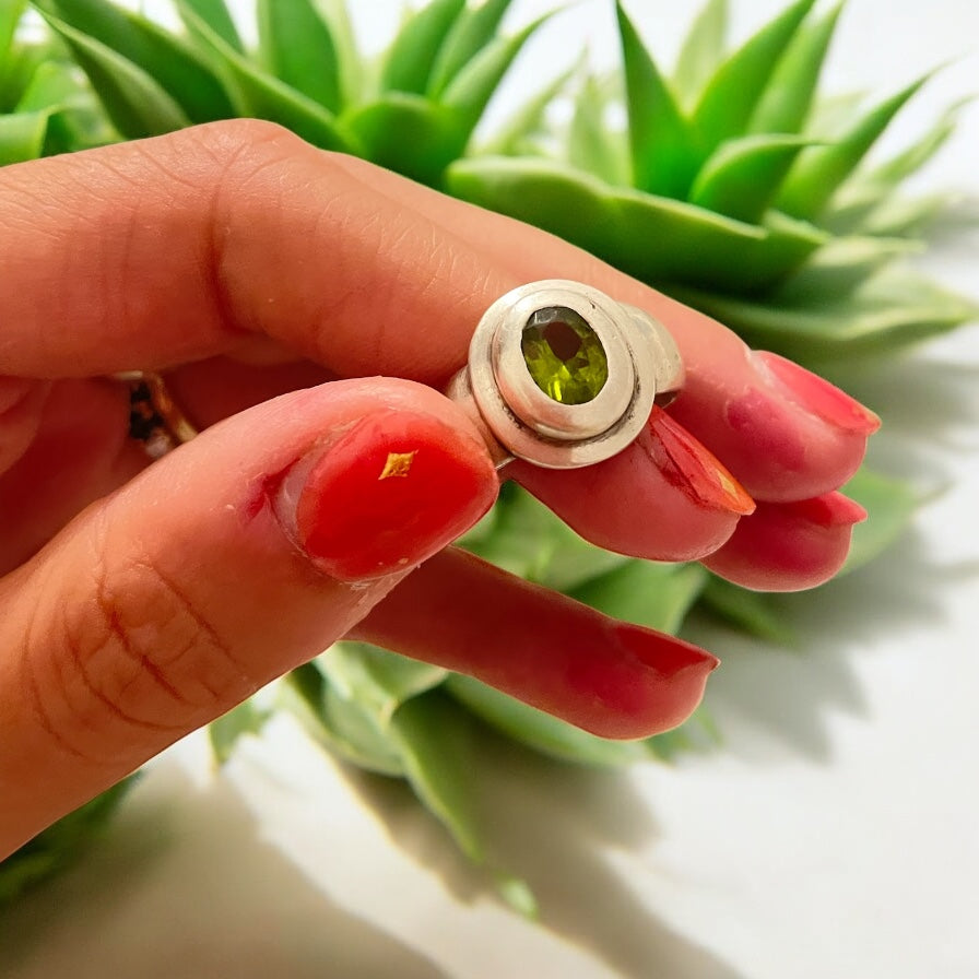 Anello anni ‘60 - ‘70 con peridoto 1.4k