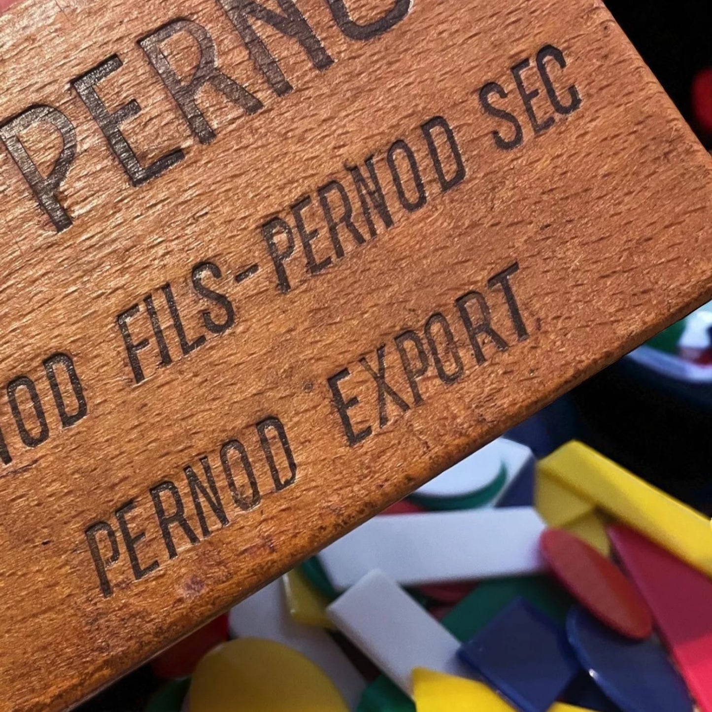 Scatola in legno originale Pernod, fine anni ‘40 completa di gettoni da gioco