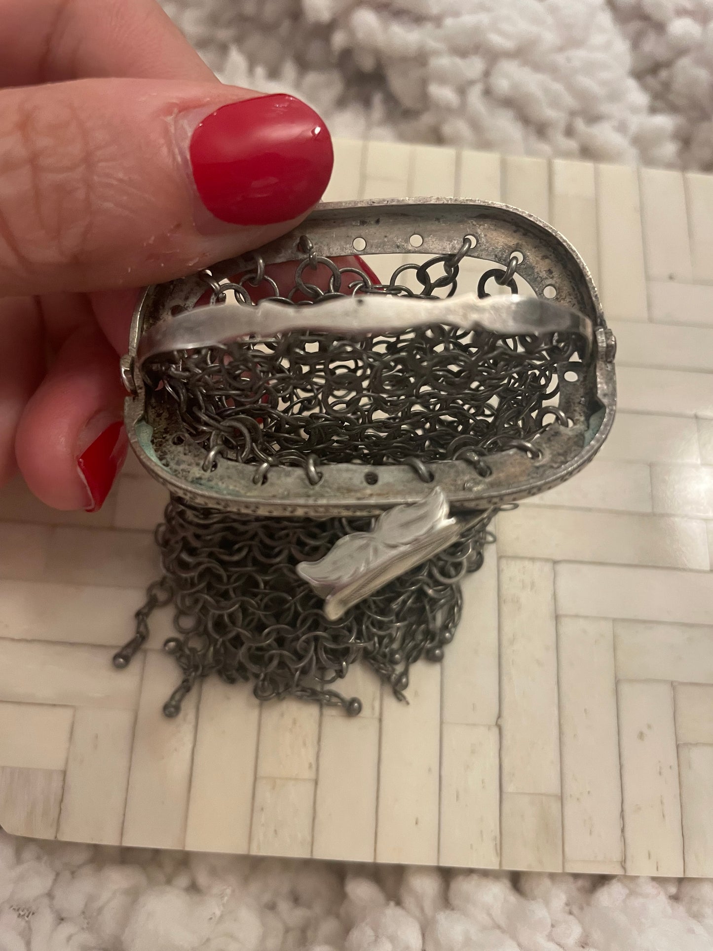 Porta monete in argento fine ‘800 - primo ‘900, finemente inciso, doppio scomparto