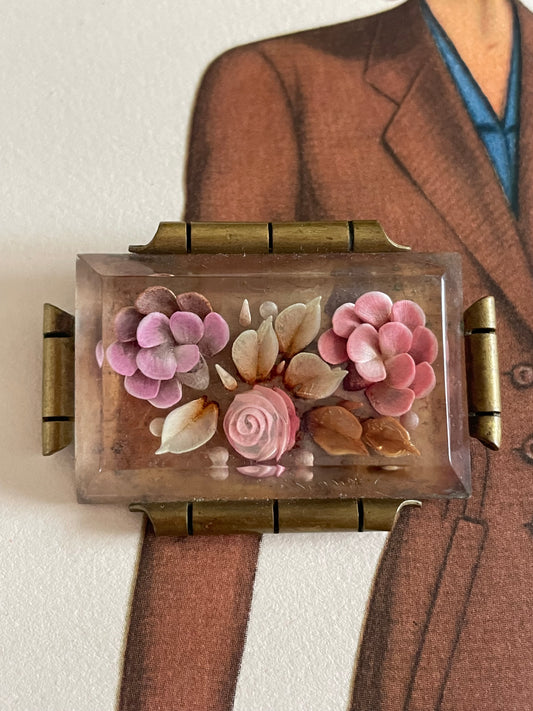 Spilla francese in lucite con formazioni floreali incastonate, fine anni ‘40