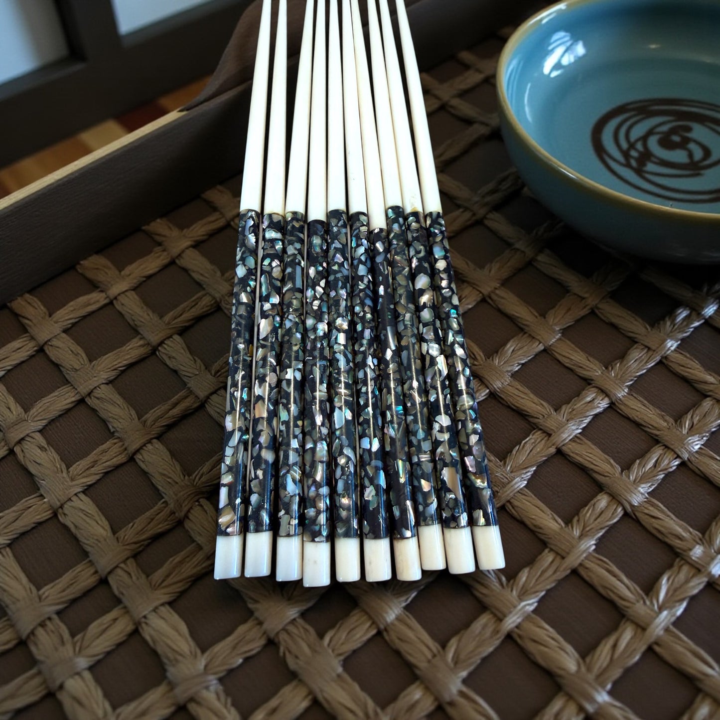 Set bacchette da tavola in osso levigato e madreperla, 70s-80s 12 pz