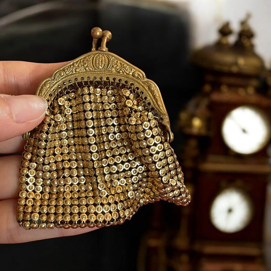 Borsellino anni ‘20 in maglia dorata di perline pressate