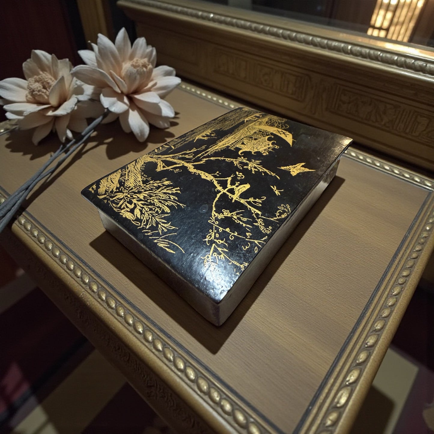 Cofanetto laccato nero orientale in papier mâché con paesaggio dorato