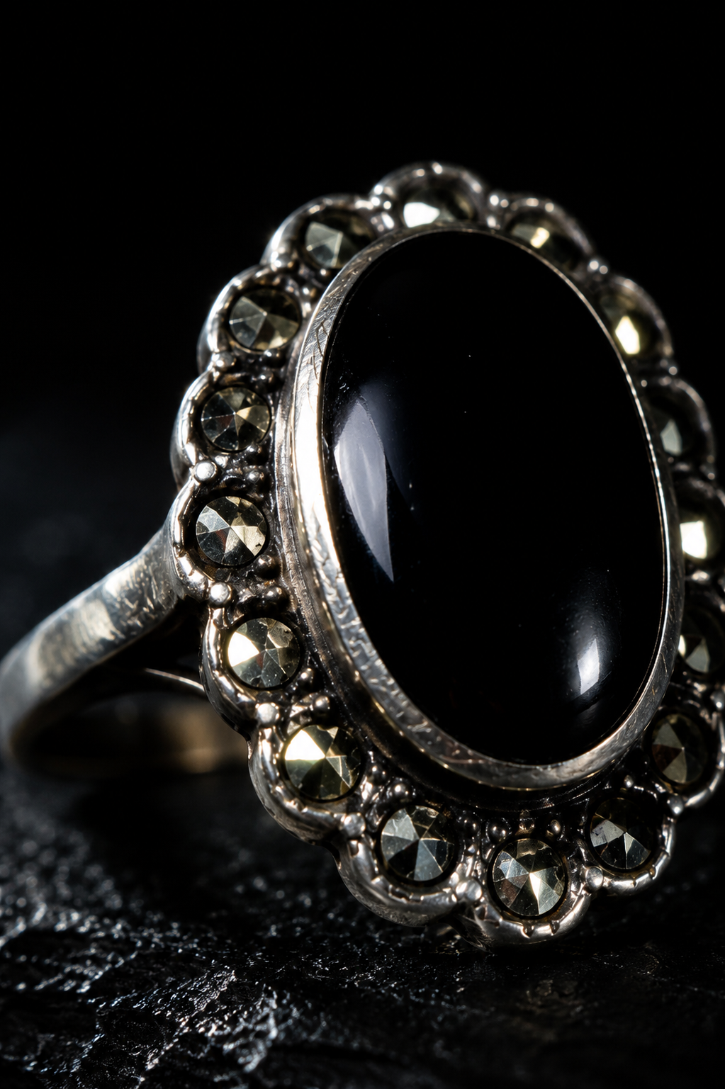 Anello argento 925 con onice lucidato e cornice in marcasiti