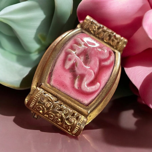 Spilla anni ‘40 con ceramica e cervo in rilievo