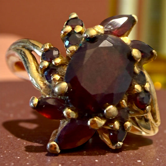 Anello con granati placcato oro e punzonato, Francia ca anni ‘60-‘70