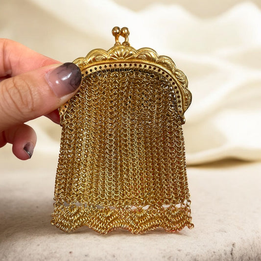 Aumonière antico dorato con decorazioni a conchiglie e maglia finissima, ca anni ‘10-‘20