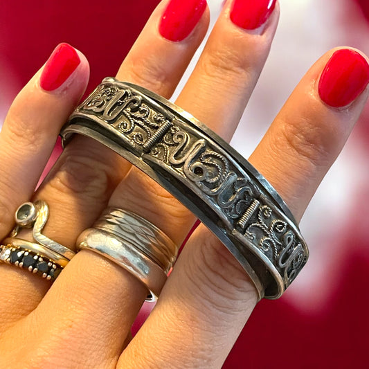 Antico bracciale in argento con mantra, prob. origine Tibet