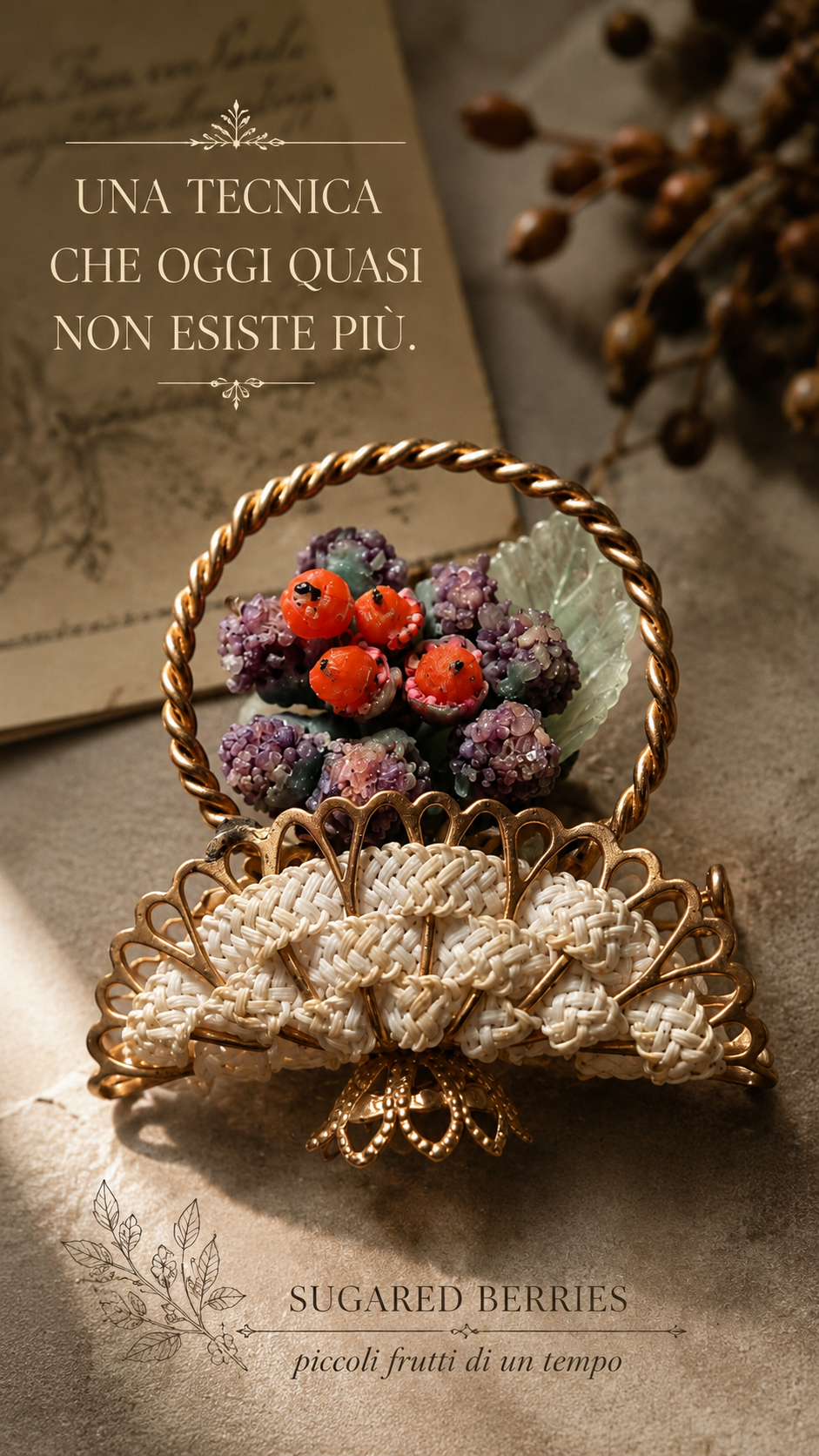 Antica spilla 30s basket brooch con sugared berries d’epoca