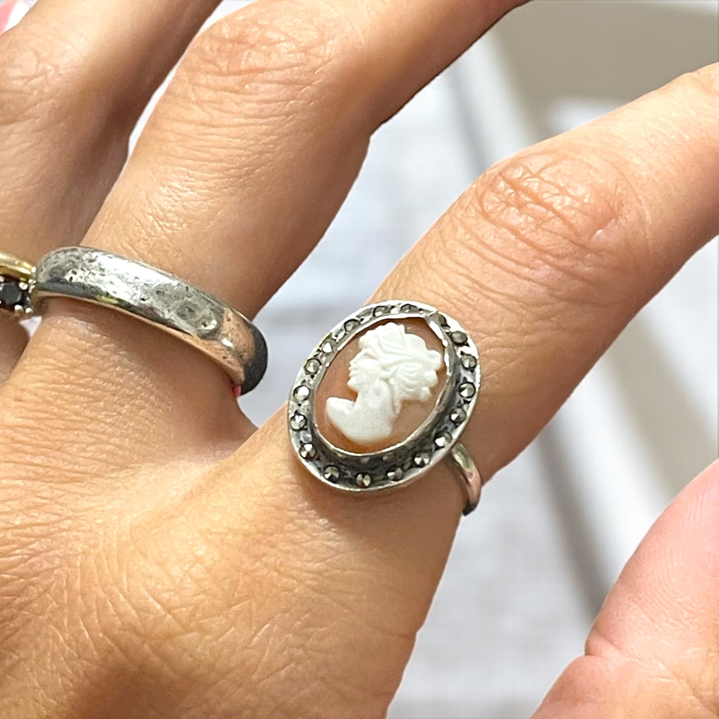 Anello anni ‘40 con cameo conchiglia, argento 800 e marcasiti
