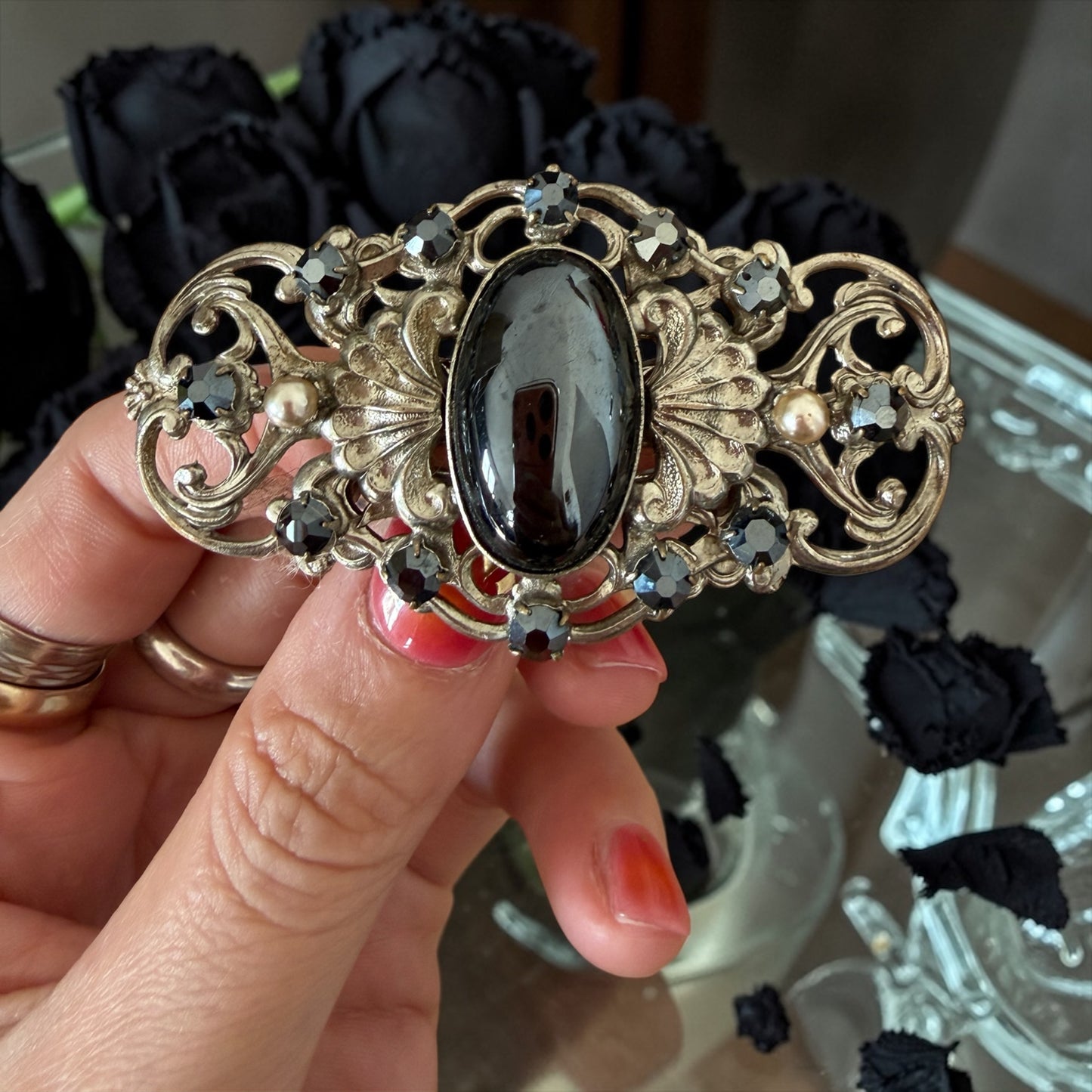 Grande spilla vintage con cabochon in prob. Ematite, perle e strass; anni ‘60