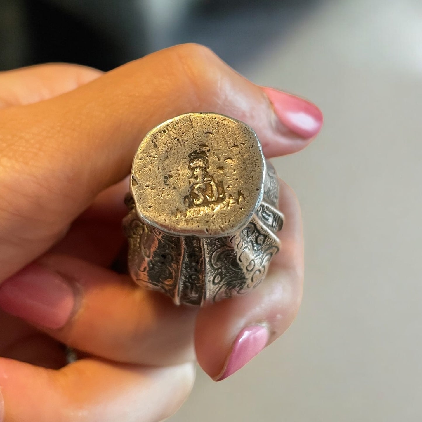 Piccolo reliquiario in argento cesellato, primo novecento