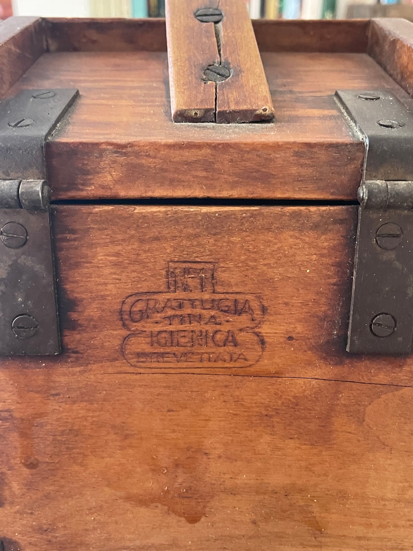 Antica grattugia “igienica brevettata italiana Tina” a manovella, ca anni ‘20 - ‘30