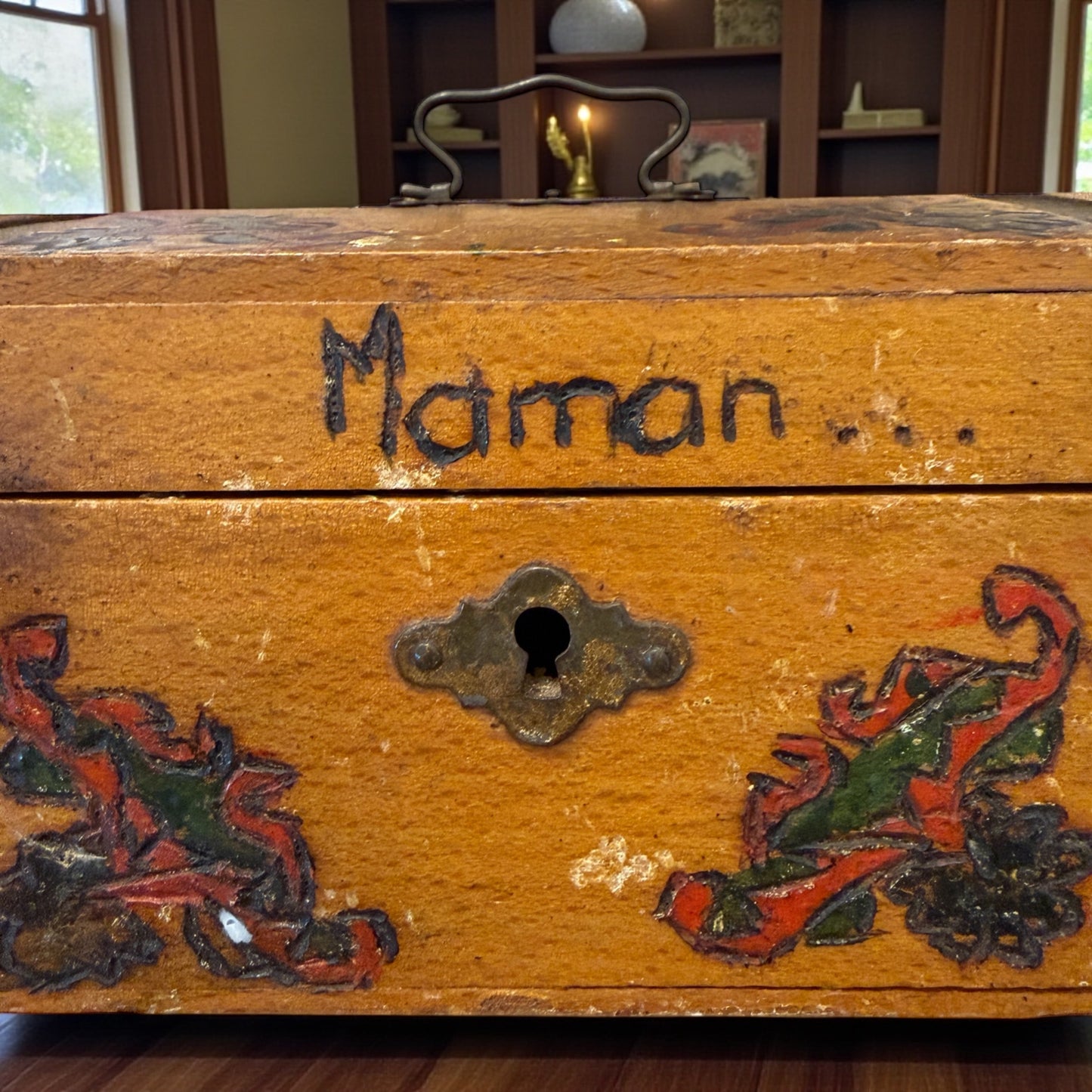 Antica scatola cofanetto francese, decorato negli anni ‘30 ca, scritta “Maman”
