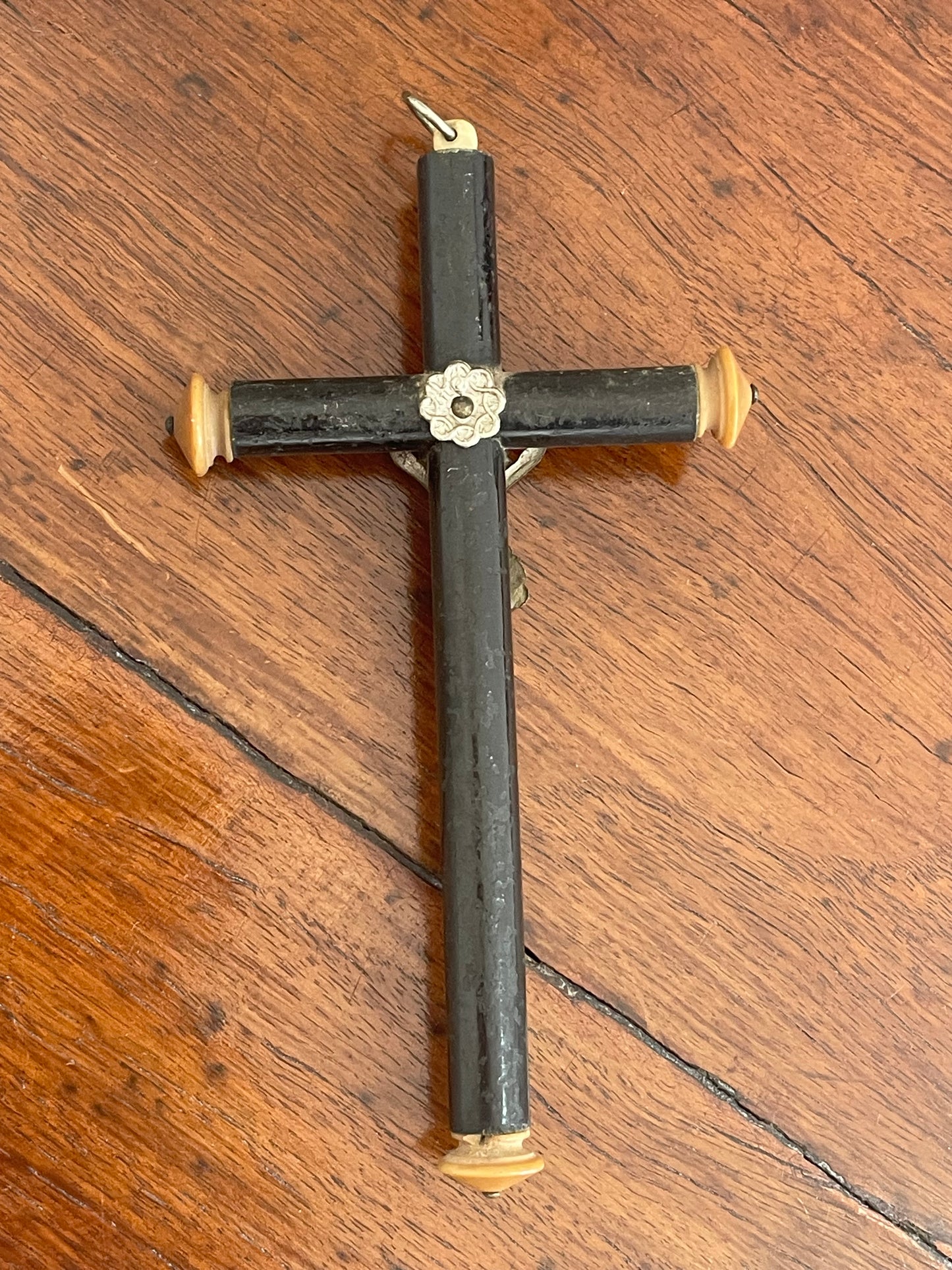 Croce pettorale memento mori fine ‘800 - primo ‘900 con teschio