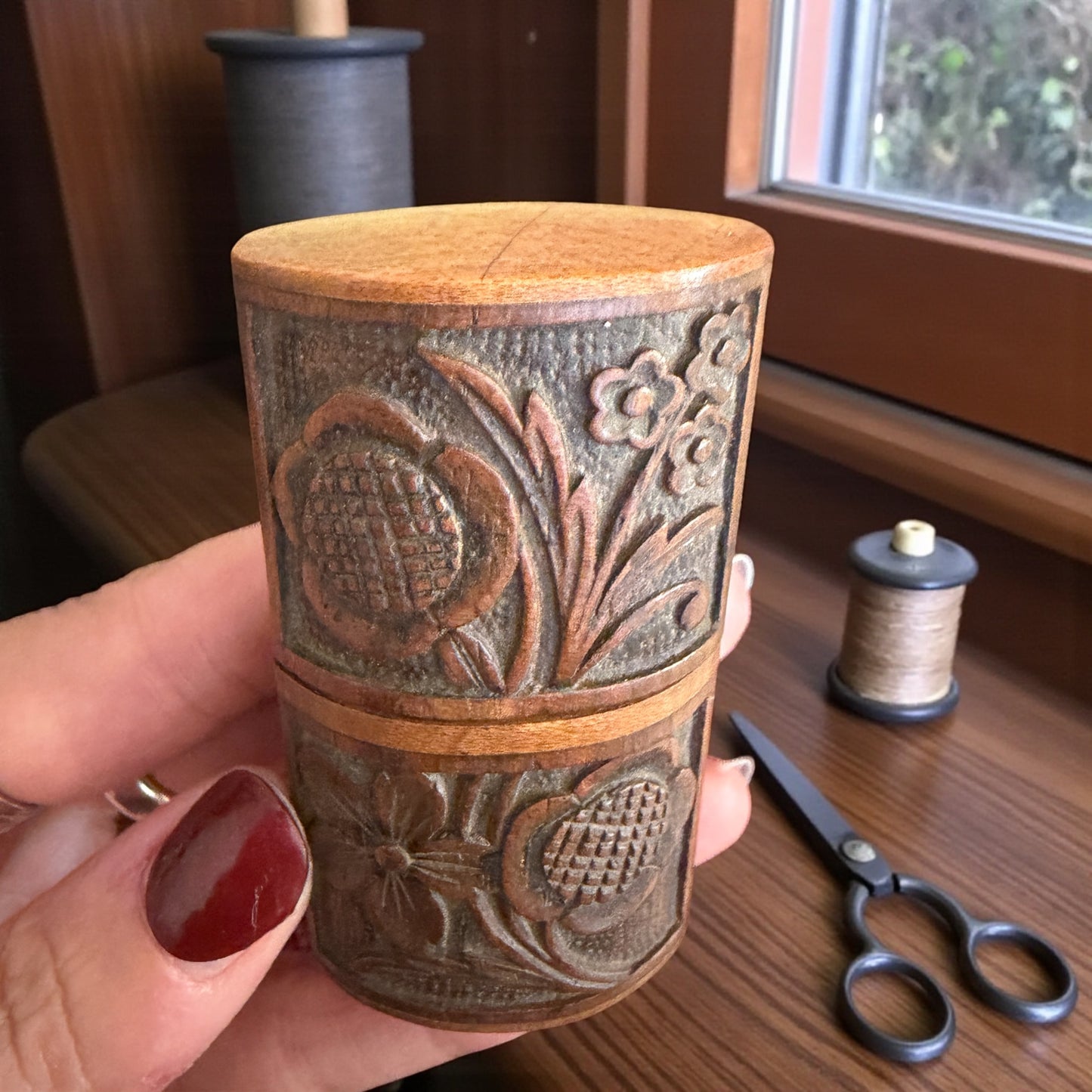 Needle case Alpino in legno intagliato, custodia per aghi fine ‘800