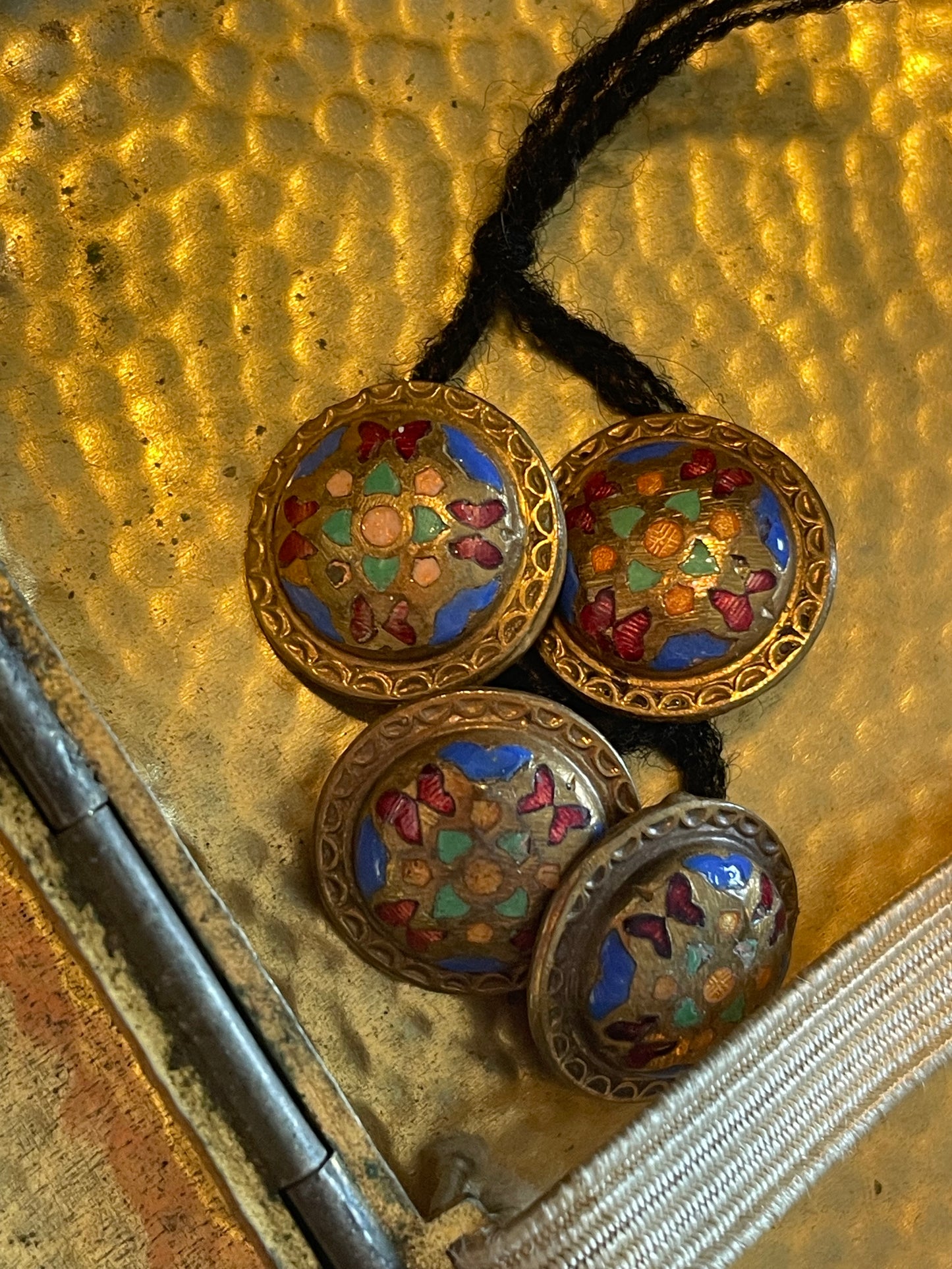 Porta sigarette argentato con monogramma anni 40, con quattro bottoni smaltati primo novecento