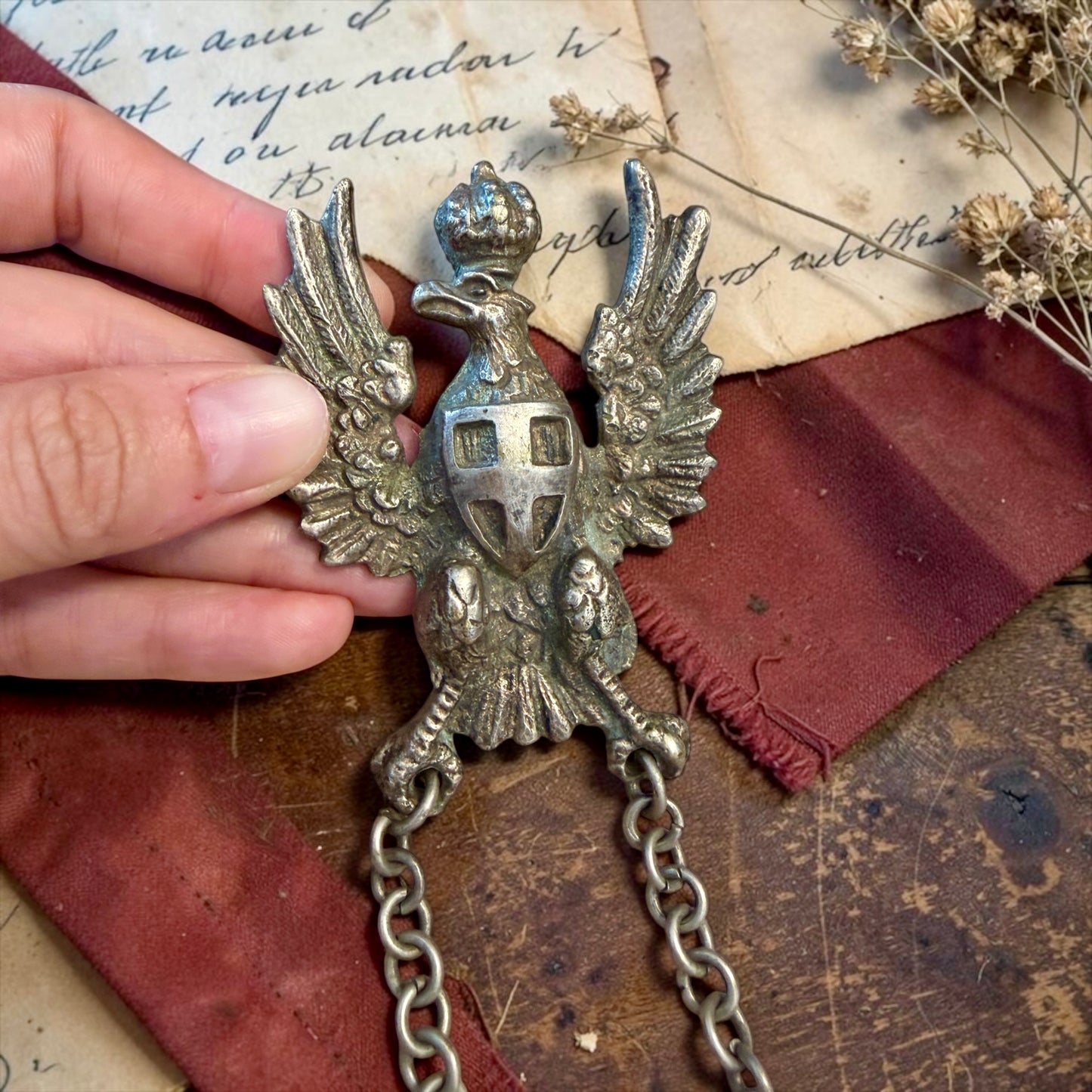 Fregio militare con aquila e scudo sabaudi Reggio Esercito e catene