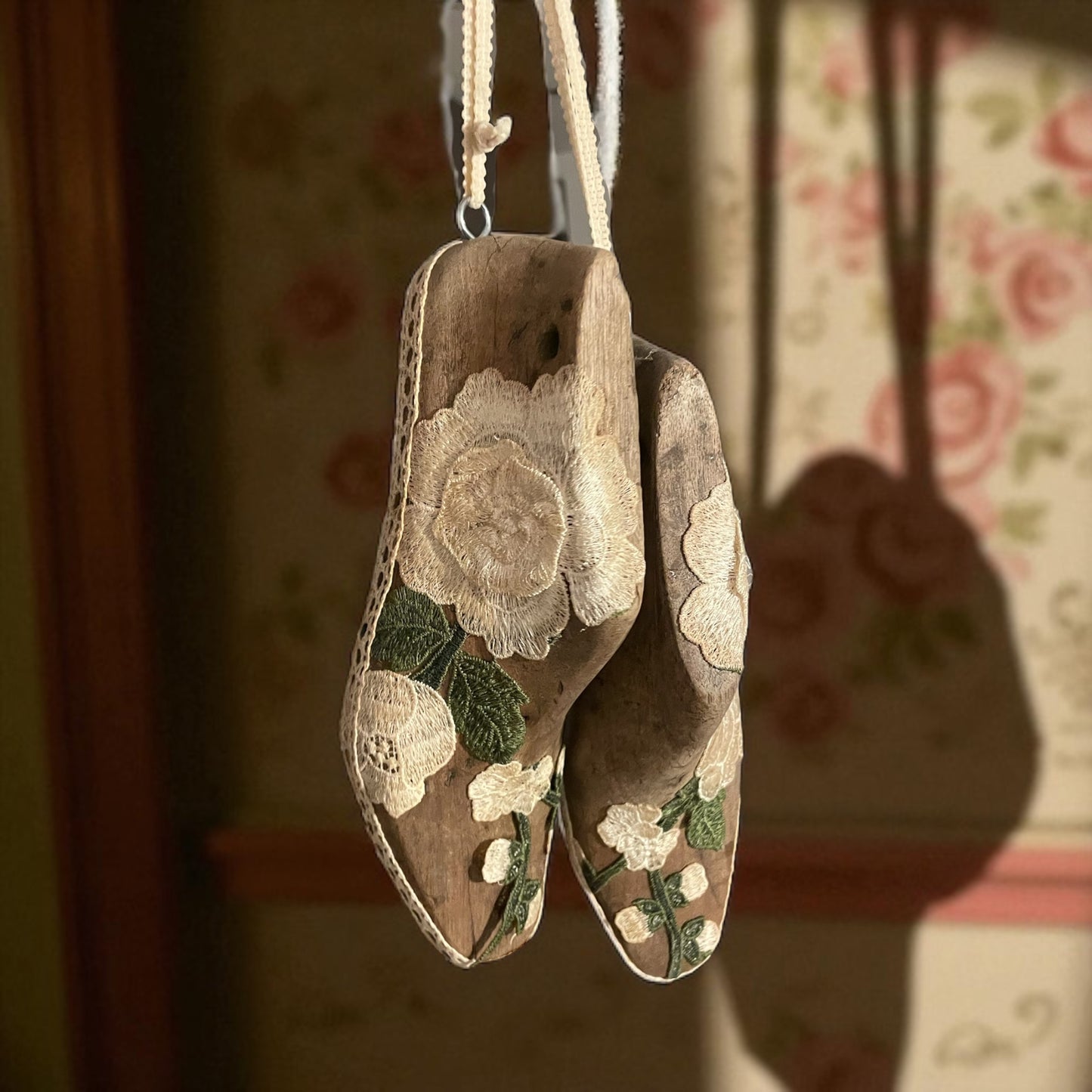 Antiche forme per scarpe con pizzi e passamaneria panna e verde