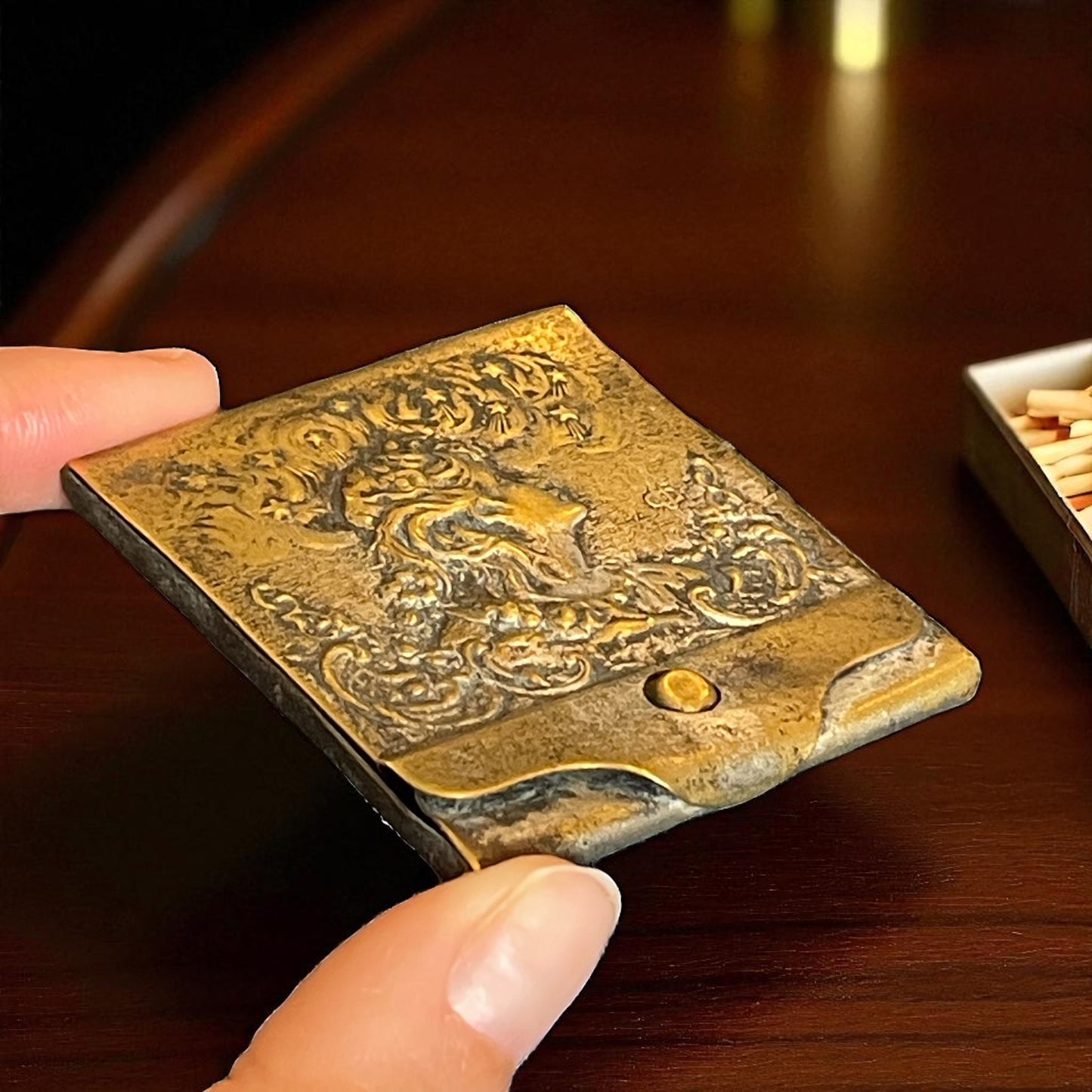 Vesta case art Nouveau con profilo di donna tra fiori e stelle cadenti
