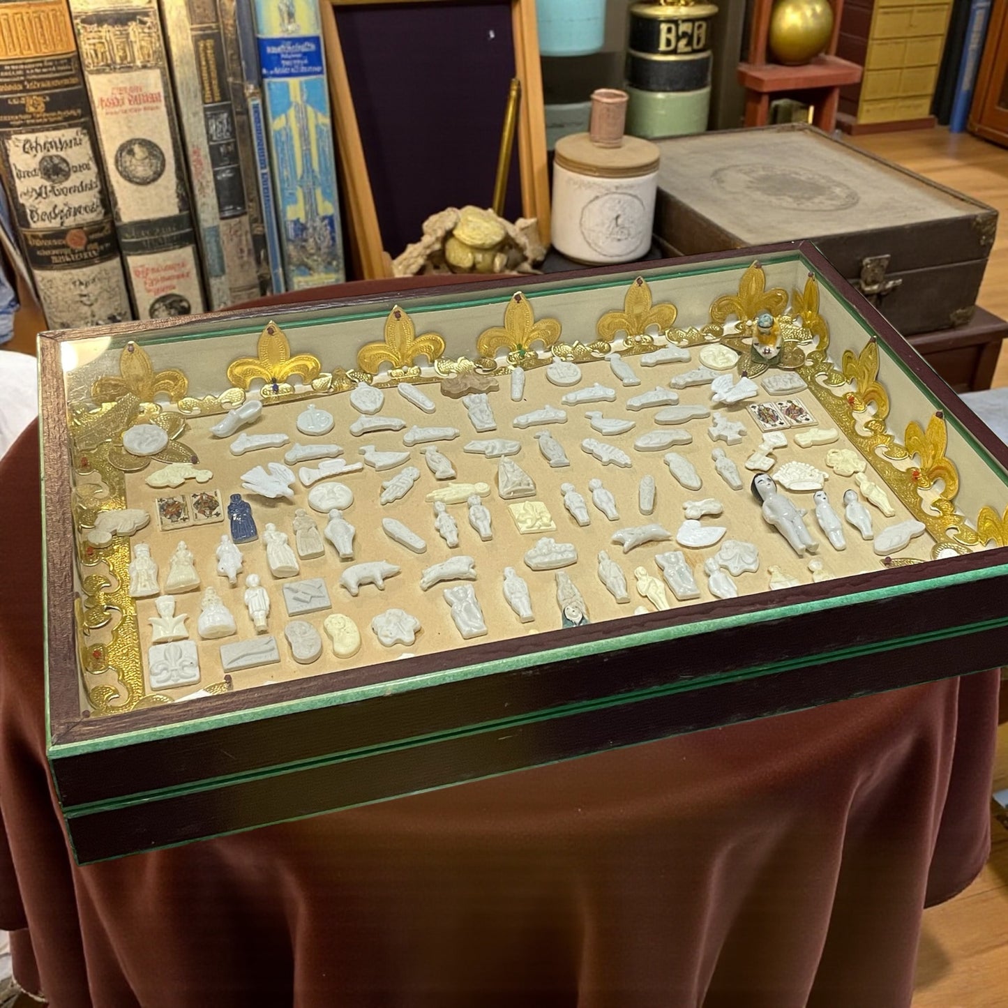 Teca con collezione di fave, dalle Frozen Charlotte ai giorni nostri