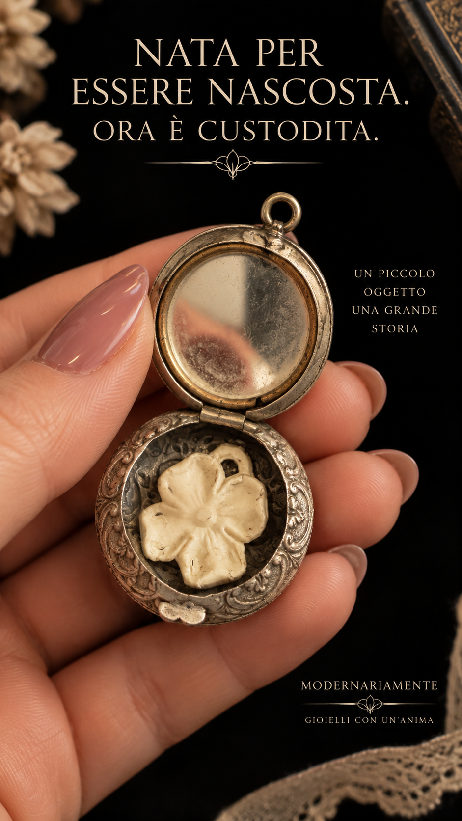 Pendente compact da Châtelaine con specchietto e fève d’epoca porta fortuna