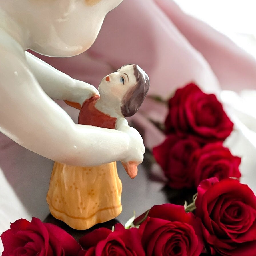 Porcellana bimba con bambola, probabile produzione cecoslovacca anni ‘50