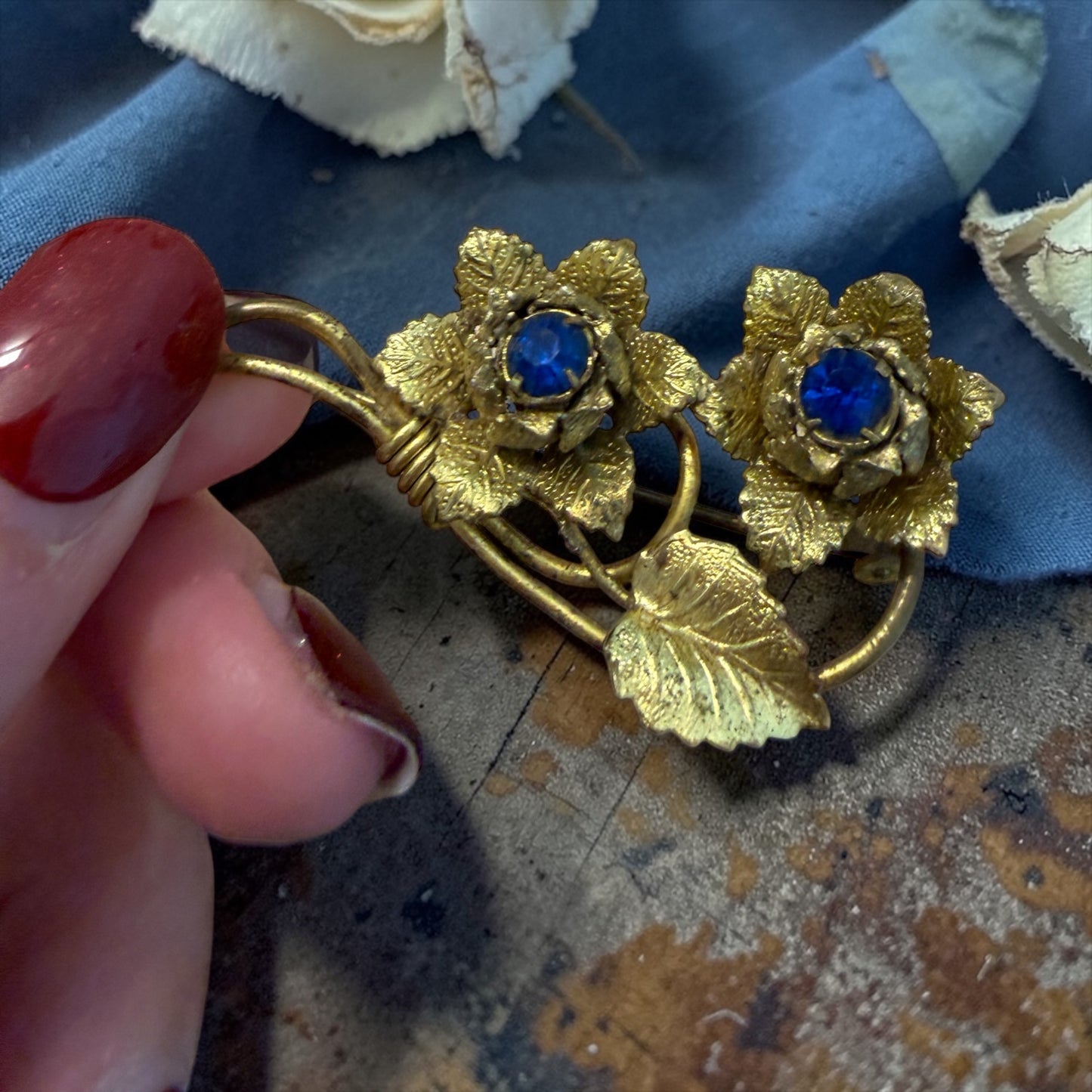 Spilla dorata con vetri blu a bouquet, secondo dopoguerra