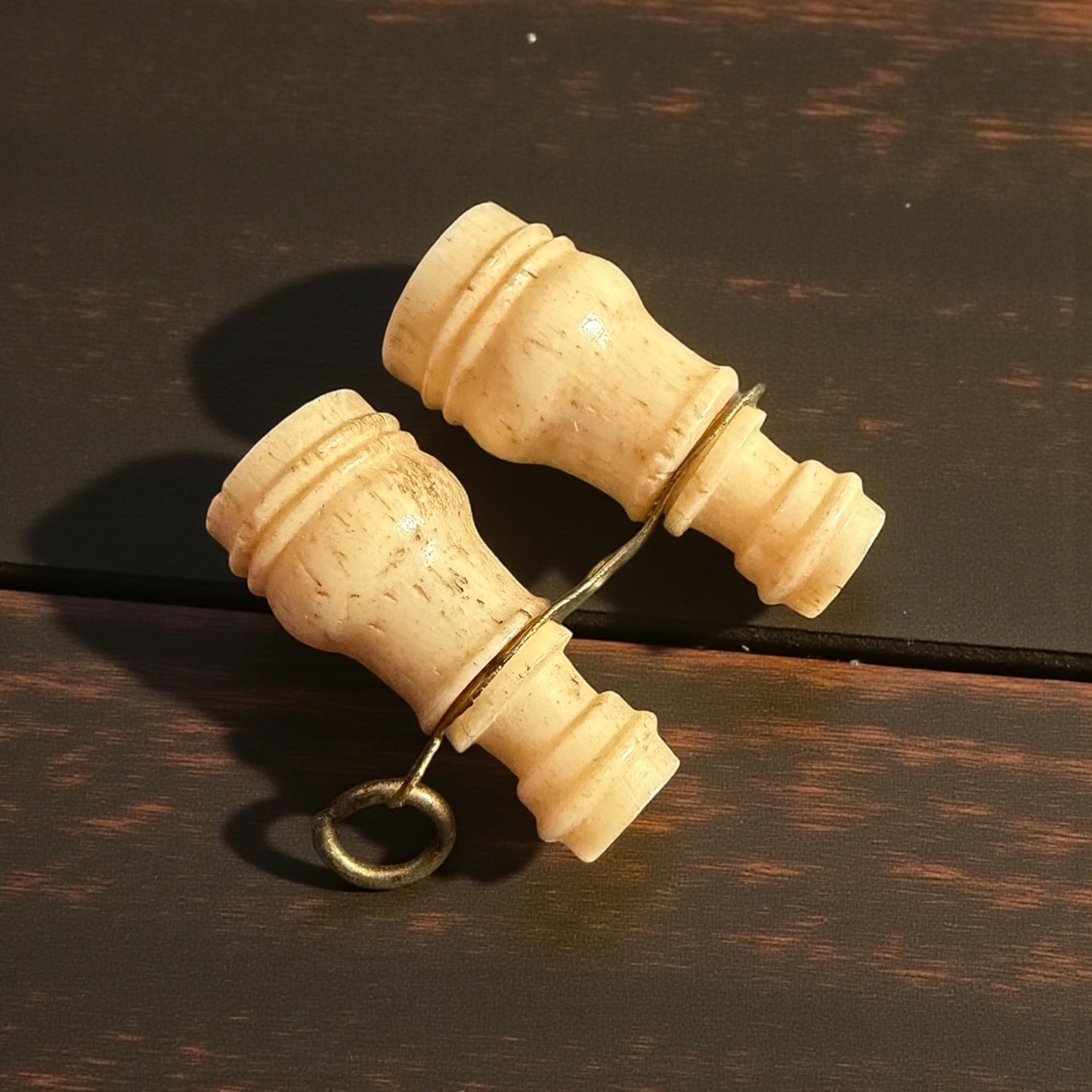 Doppio visore Stanhope a guisa di binocolo, ciondolo antico in osso con micro lenti