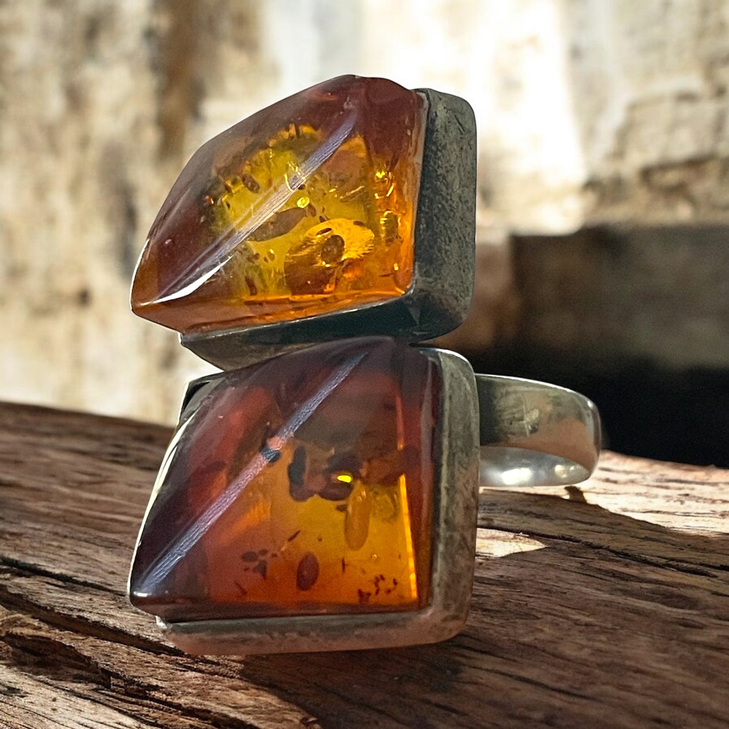 Anello argento 925 e doppio cabochon in ambra di due tonalità