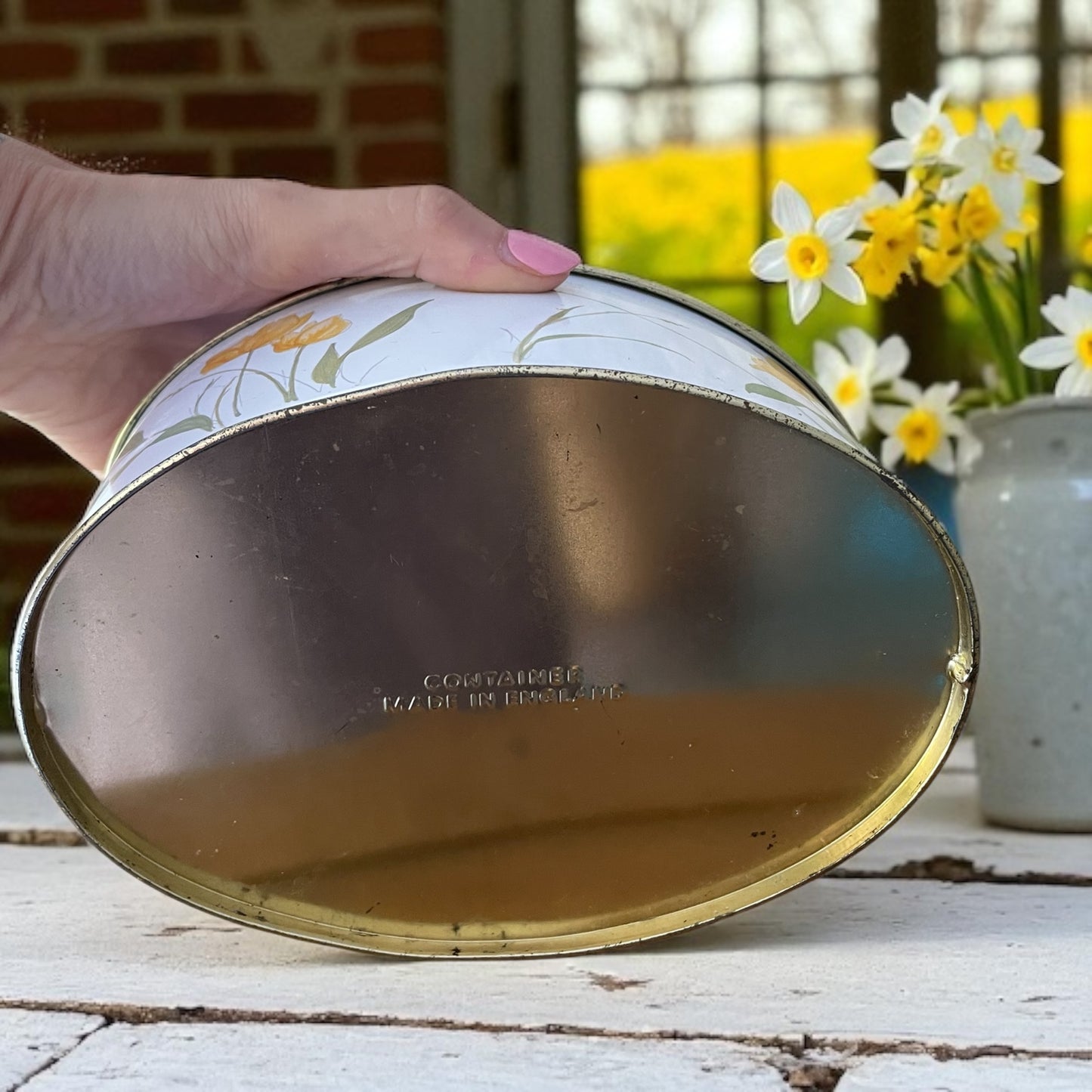 Scatola latta vintage con cagnolino illustrata da Marsha Steger