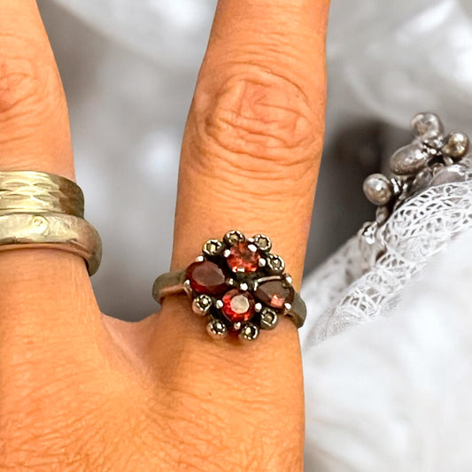 Anello in argento 925 con granati marcasiti