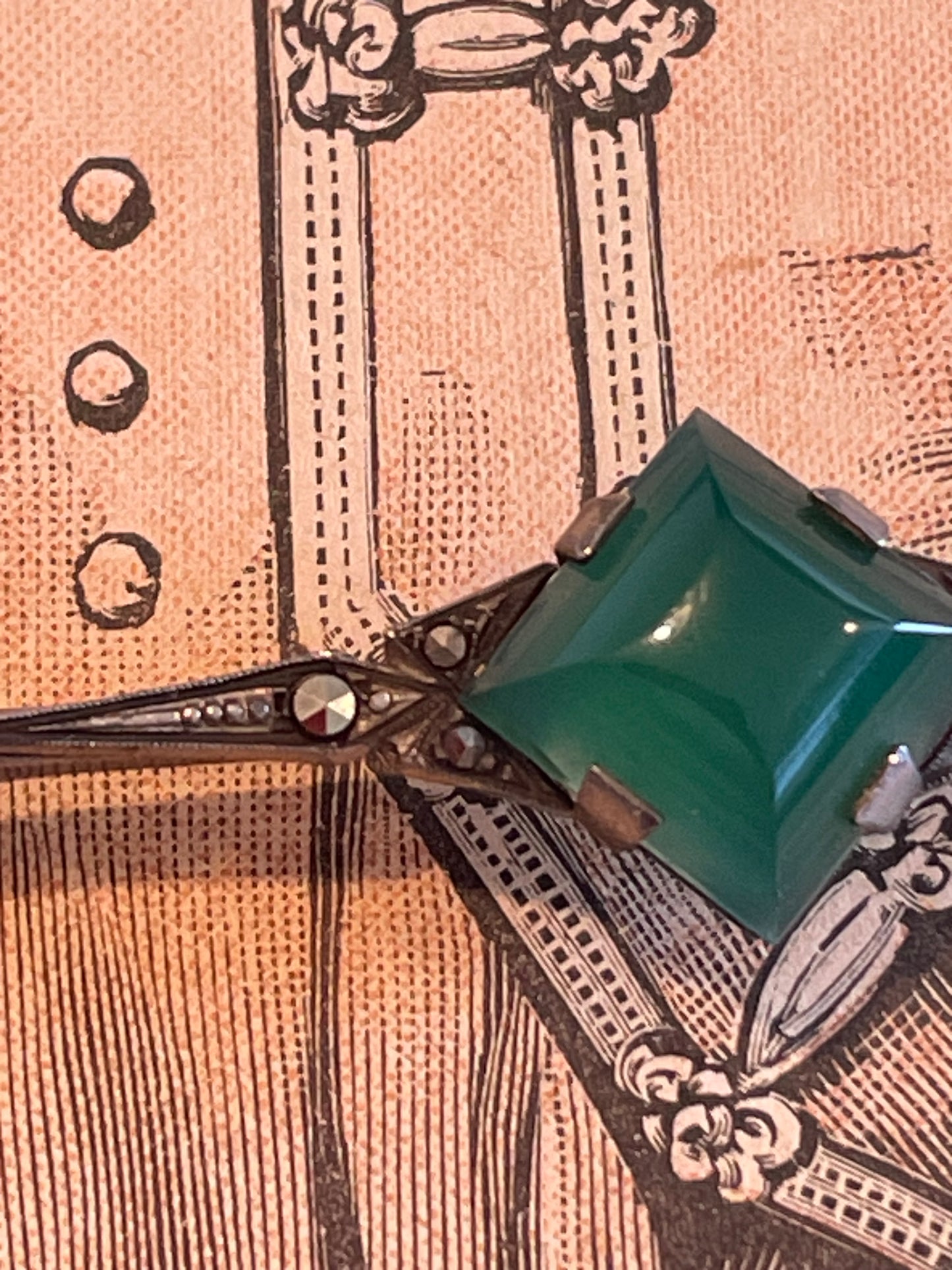 Spilla art deco anni ‘30 con marcasiti e vetro verde, montatura in argento punzonato